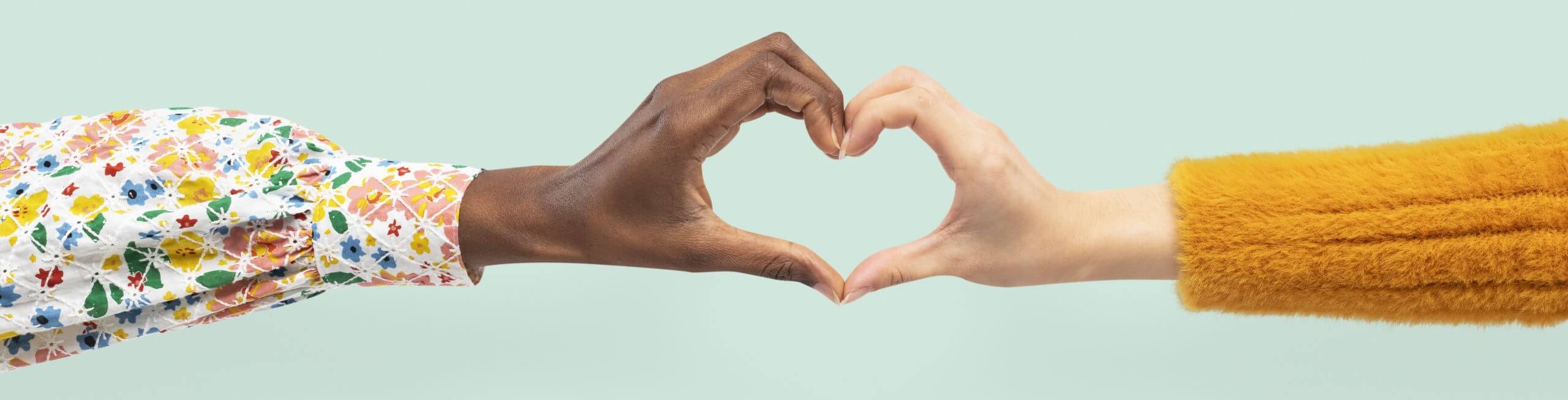 heart-hands-gesture-diversity-concept KLEINER